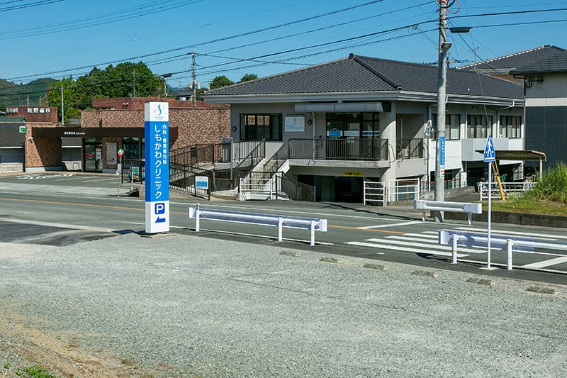 医院正面　駐車場